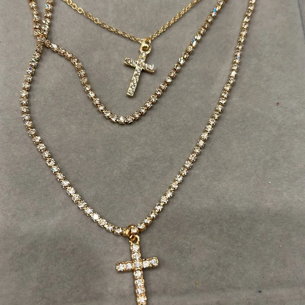 - New super sparkly gold cross necklaces choker - Picture 3 of 4